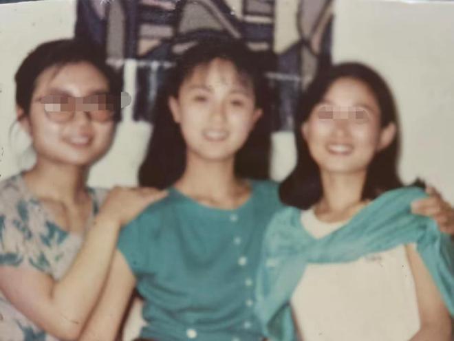 脸型和母亲神似知情人透露其父母背景PG麻将胡了亲人曝光朱媛媛全家福！(图2)