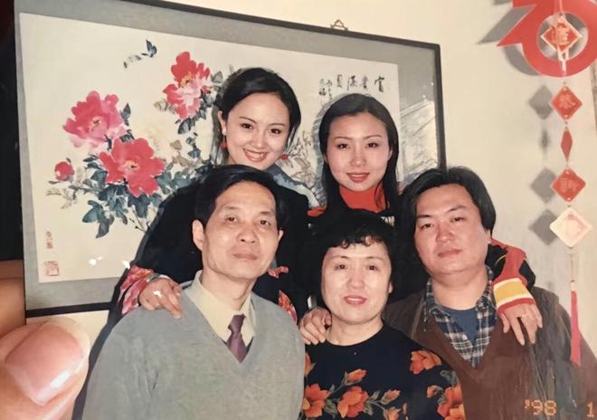 脸型和母亲神似知情人透露其父母背景PG麻将胡了亲人曝光朱媛媛全家福！(图8)