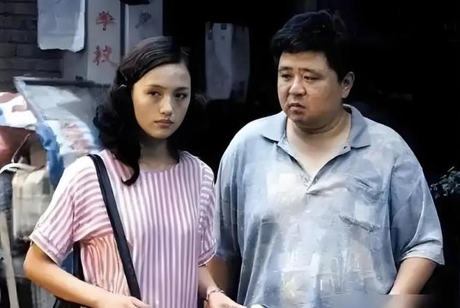 脸型和母亲神似知情人透露其父母背景PG麻将胡了亲人曝光朱媛媛全家福！(图6)